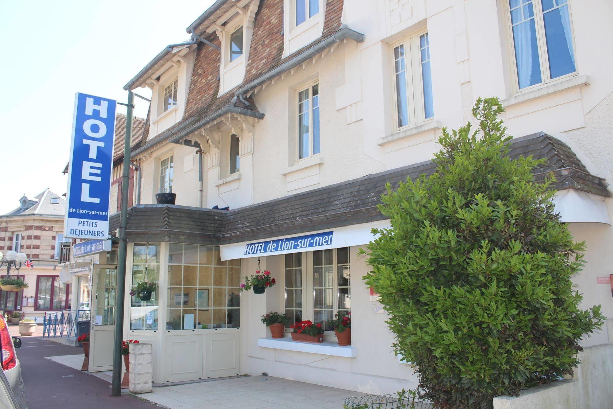 Hotel De Lion Sur Mer מראה חיצוני תמונה